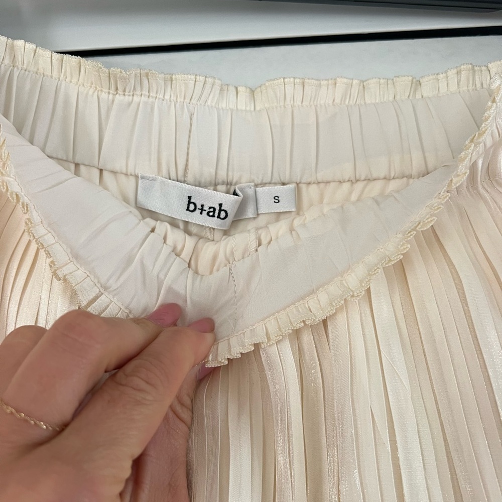 Pleated Satin Skirt Set - Picture 5 of 13
